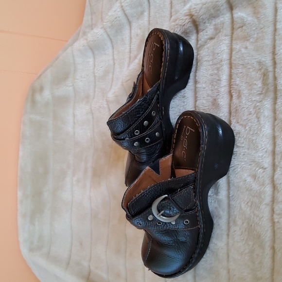 B. O. C womens black leather clogs - Picture 3 of 4